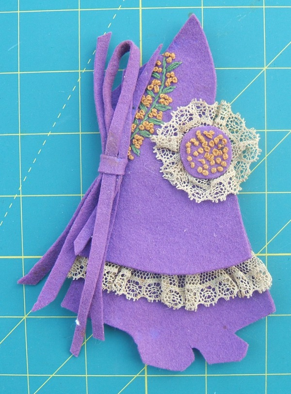 Sunbonnet-baby needle book on grid
